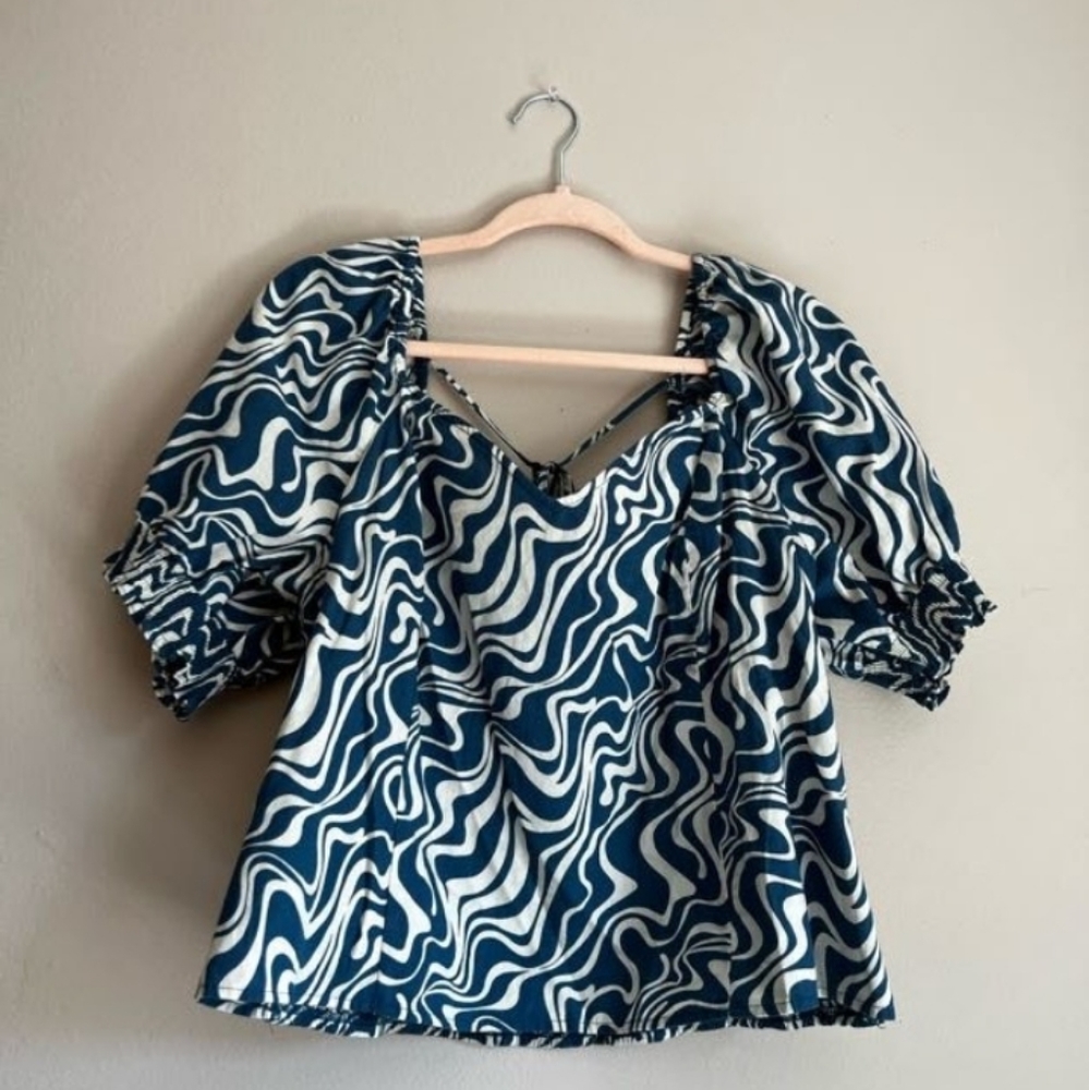 Cute, never worn,  zig zag top